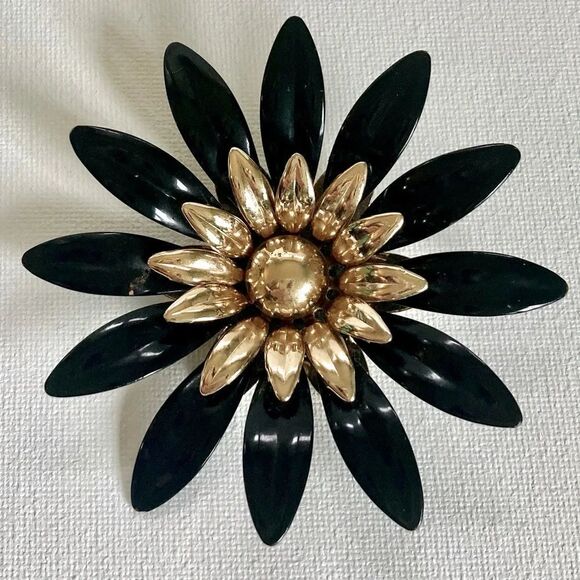 Beautiful Vintage Black Enamel and Gold Tone Flower Brooch by Sarah Coventry - Picture 2 of 8